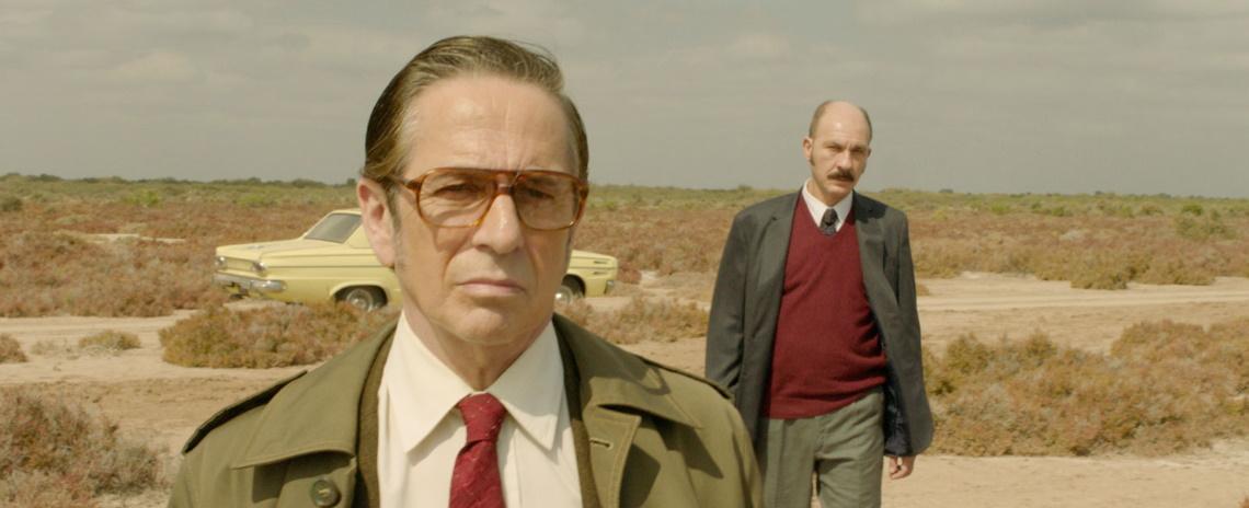 Claudio (Darío Grandinetti, right) is keeping a secret and Detective Sinclair (Alfredo Castro) wants answers in Benjamín Naishtat's Rojo.
