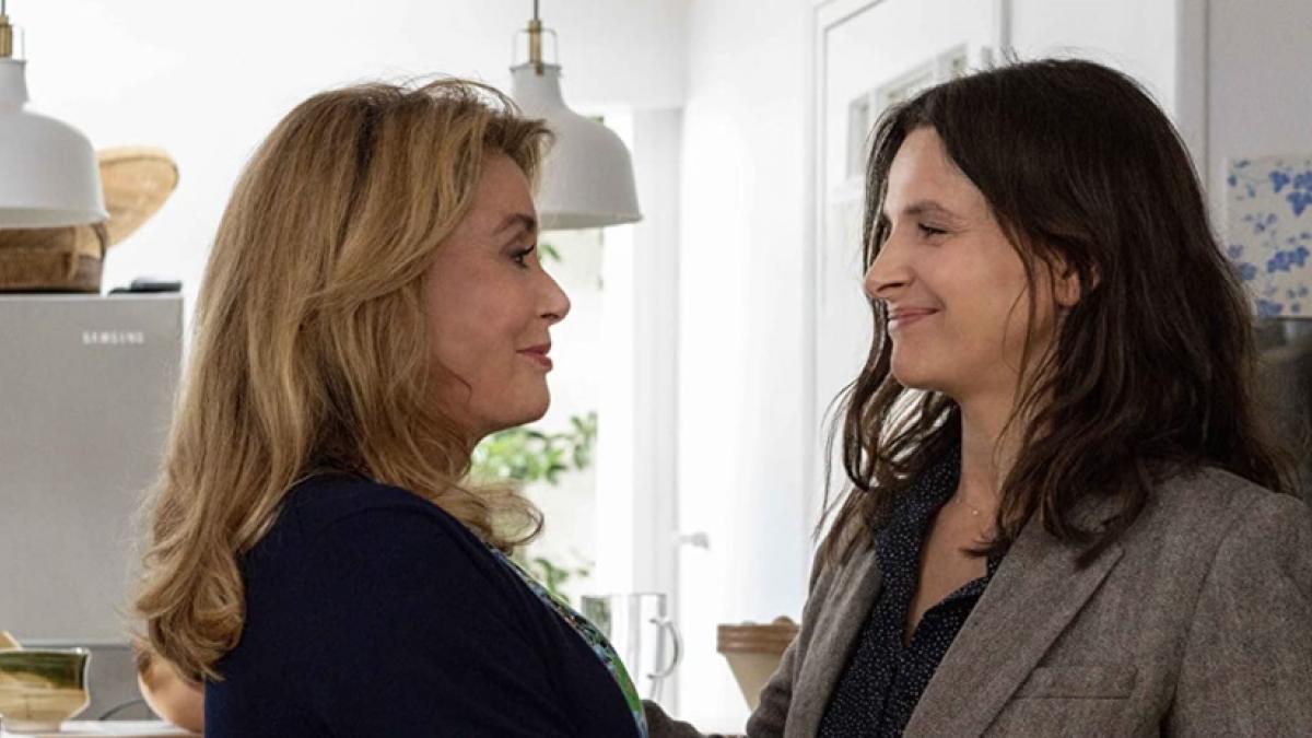 Catherine Deneuve (left) and Juliette Bionche are a mother and daughter butting heads overs fact and fiction in Kore-eda Hirokazu's 'The Truth'.